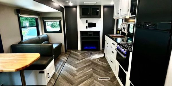 Beautifully Renovated spacious Trailer image 5