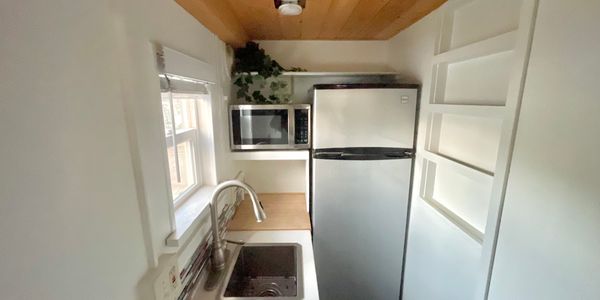 Professionally Built Tiny Home on Wheels! Fully Furnished image 4