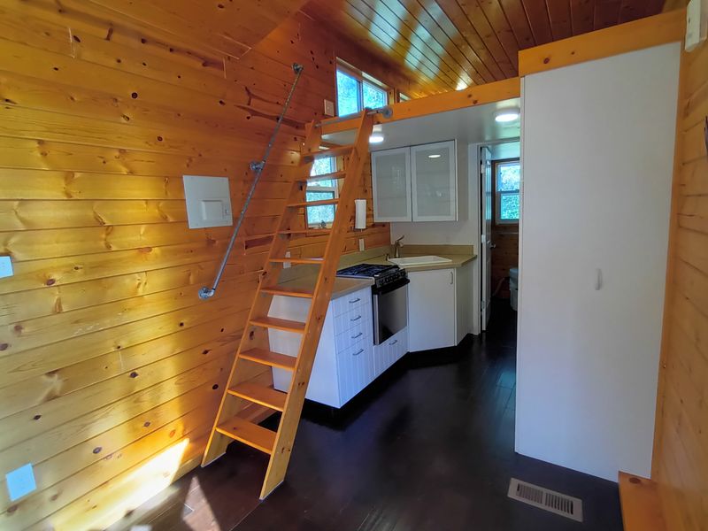 Beautiful Tiny Home on Wheels For Sale in Washington! image 2