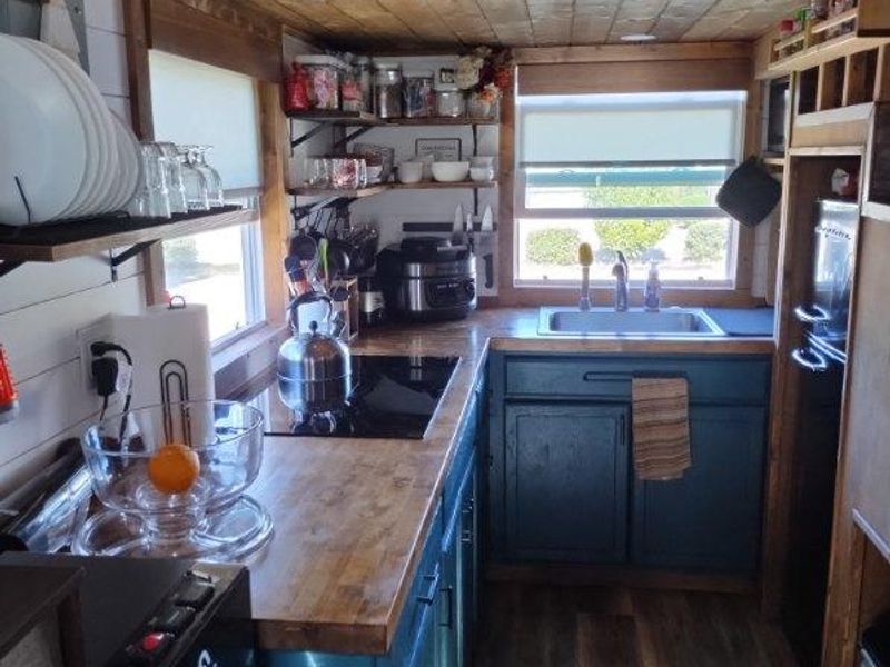 24 Feet Long Tiny Home on Wheels – For Sale in Texas! image 2