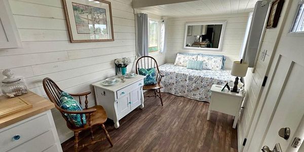 🦋 BEAUTIFUL Tiny Home – with bathtub! 🛀 image 5