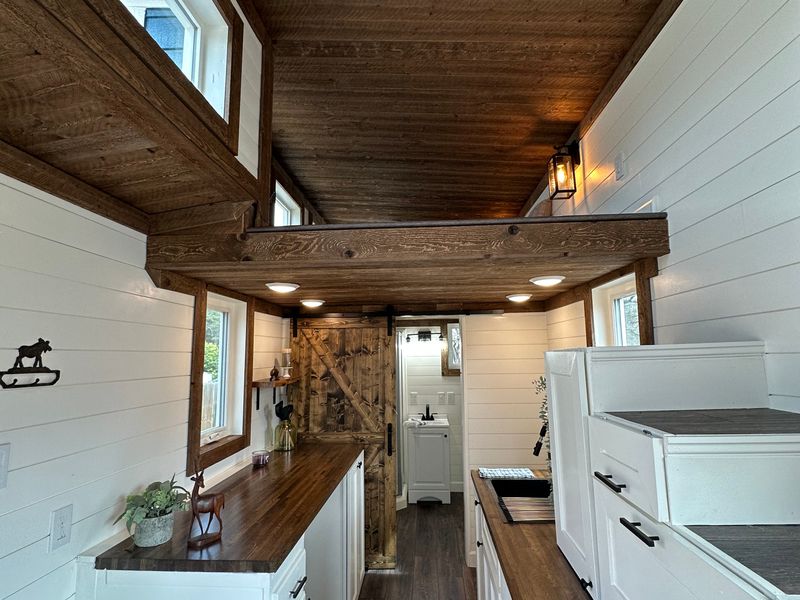 Modern 24’ Tiny Home on Wheels – Move-In Ready!