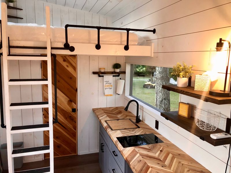 Beautiful Fully Furnished Tiny Home – Move-In Ready!