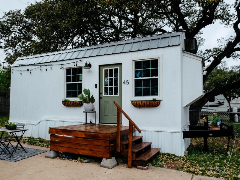 Fully Furnished Adorable Tiny House on Wheels! Full size tub, washer-dryer, and bed!