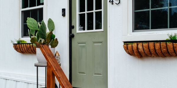 Fully Furnished Adorable Tiny House on Wheels! Full size tub, washer-dryer, and bed! image 4