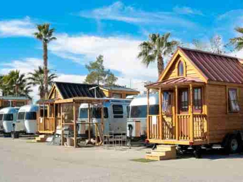 Airstream Park / Llamalopolis image 1